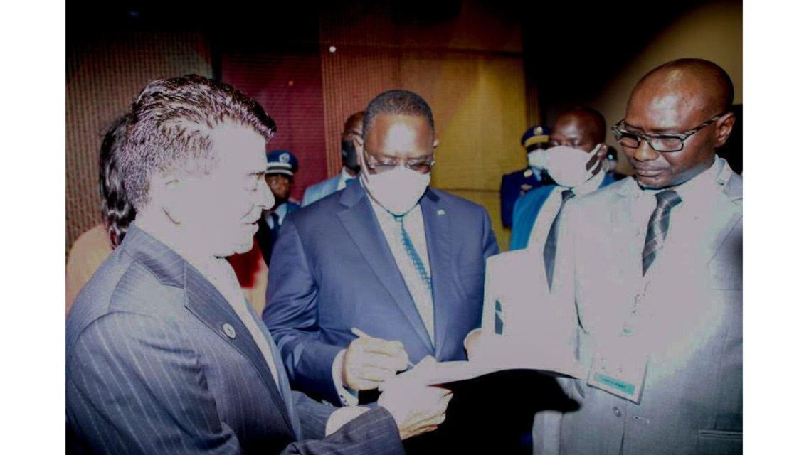 Le Directeur général de l’ICESCO remet au Président sénégalais un exemplaire de l’ouvrage « Paix à 360 »
