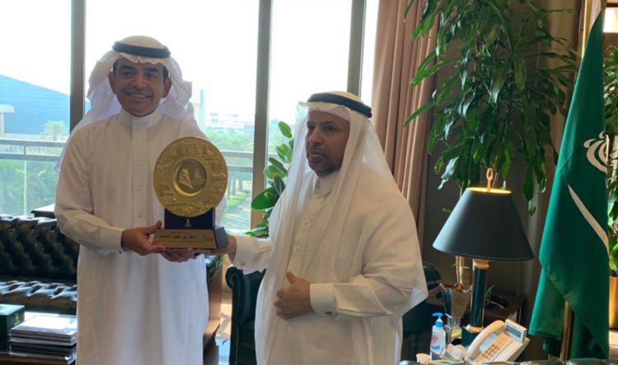 L’Écusson de l’Université Roi Abdulaziz remis à l’ICESCO en reconnaissance de ses efforts lors de la COVID-19