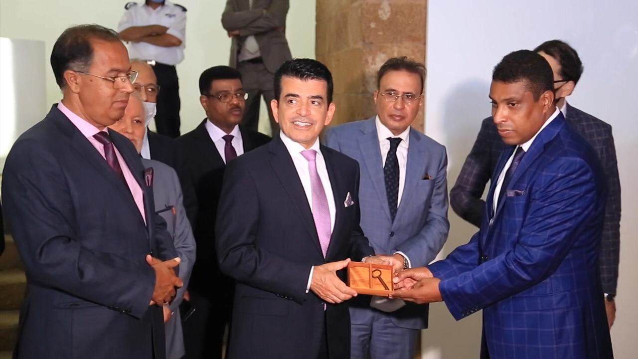 Le Directeur général de l’ICESCO reçoit la clé des grandes portes de la Kasbah des Oudayas à Rabat