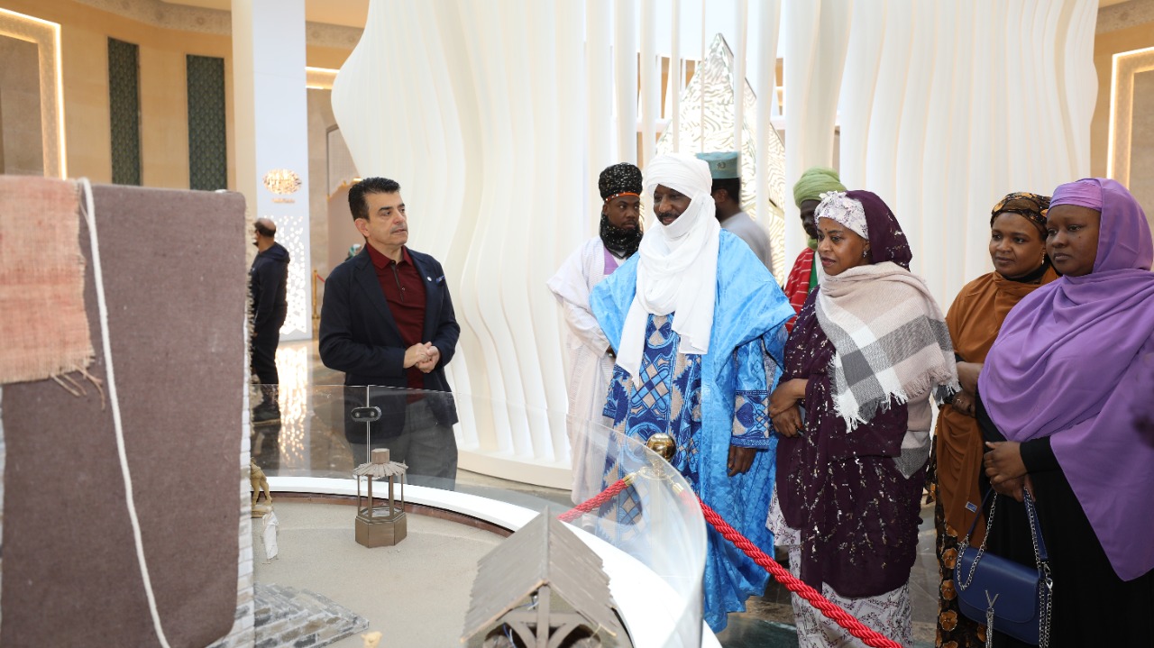 Muhammadu Sanusi II en visite à l’exposition et au musée de la Sîrah du Prophète à l’ICESCO
