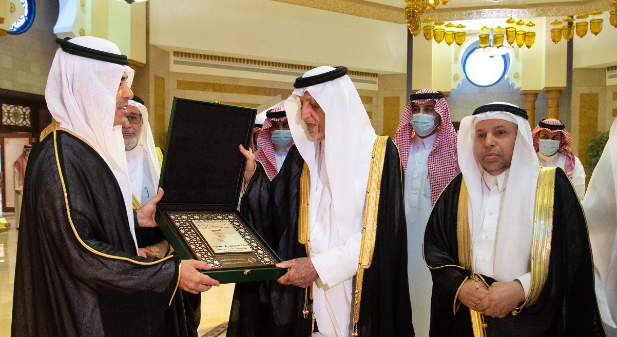 Le Prince Khalid Al-Faisal reçoit l’Écusson de l’ICESCO