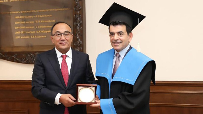 L’Université nationale d’Eurasie au Kazakhstan décerne au Directeur général de l’ICESCO un doctorat honoris causa
