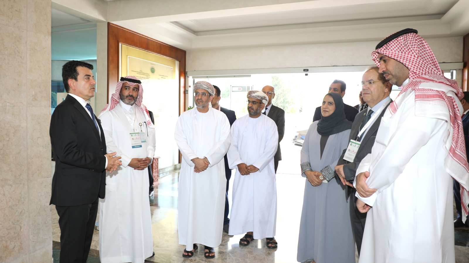 Visite des chefs des délégations participant à la Conférence des ministres arabes de l’Éducation à l’Exposition des la Sîrah du Prophète à l’ICESCO