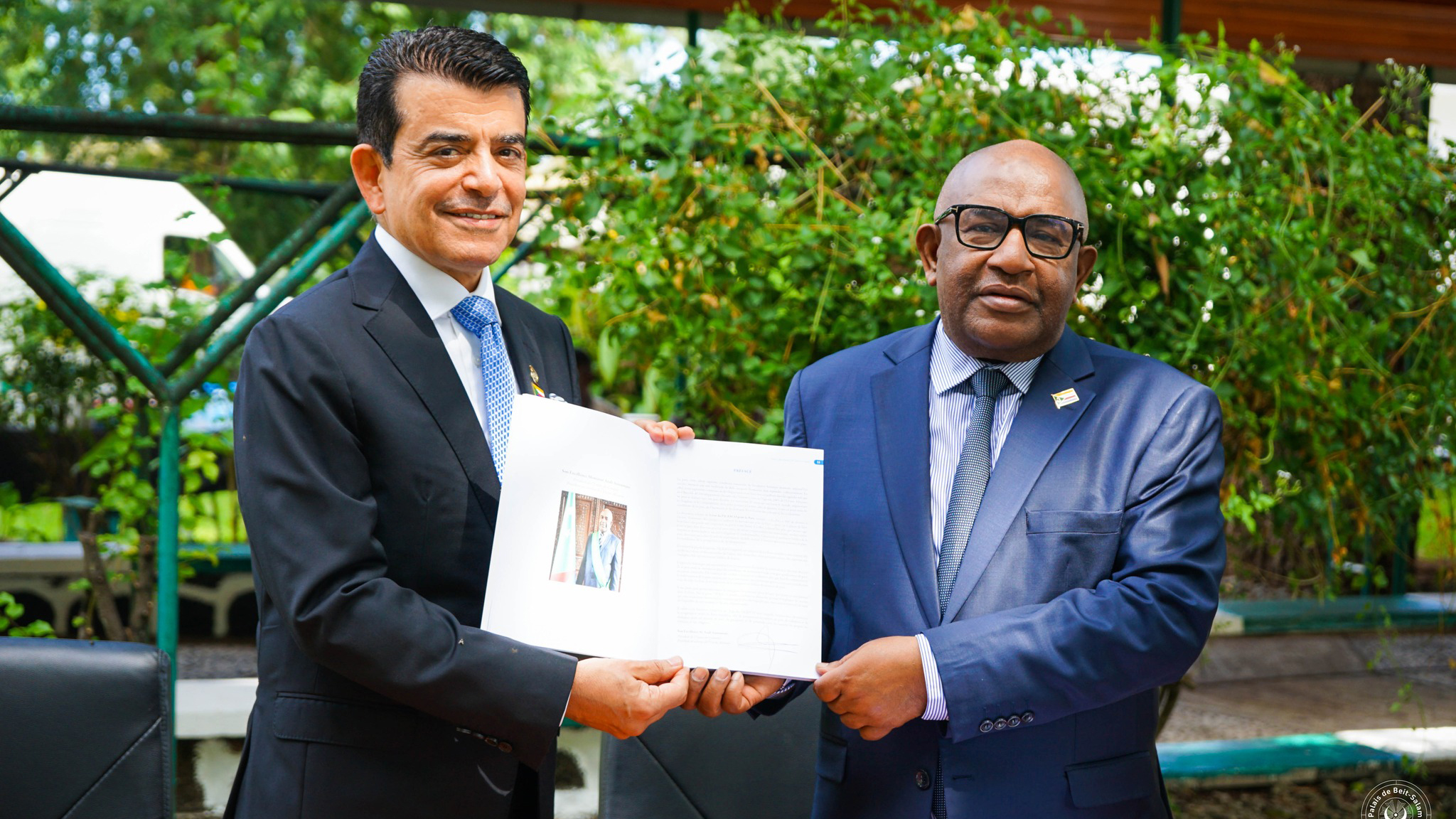 Le Président de l’Union des Comores signe l’ouvrage « Paix à 360 ° »