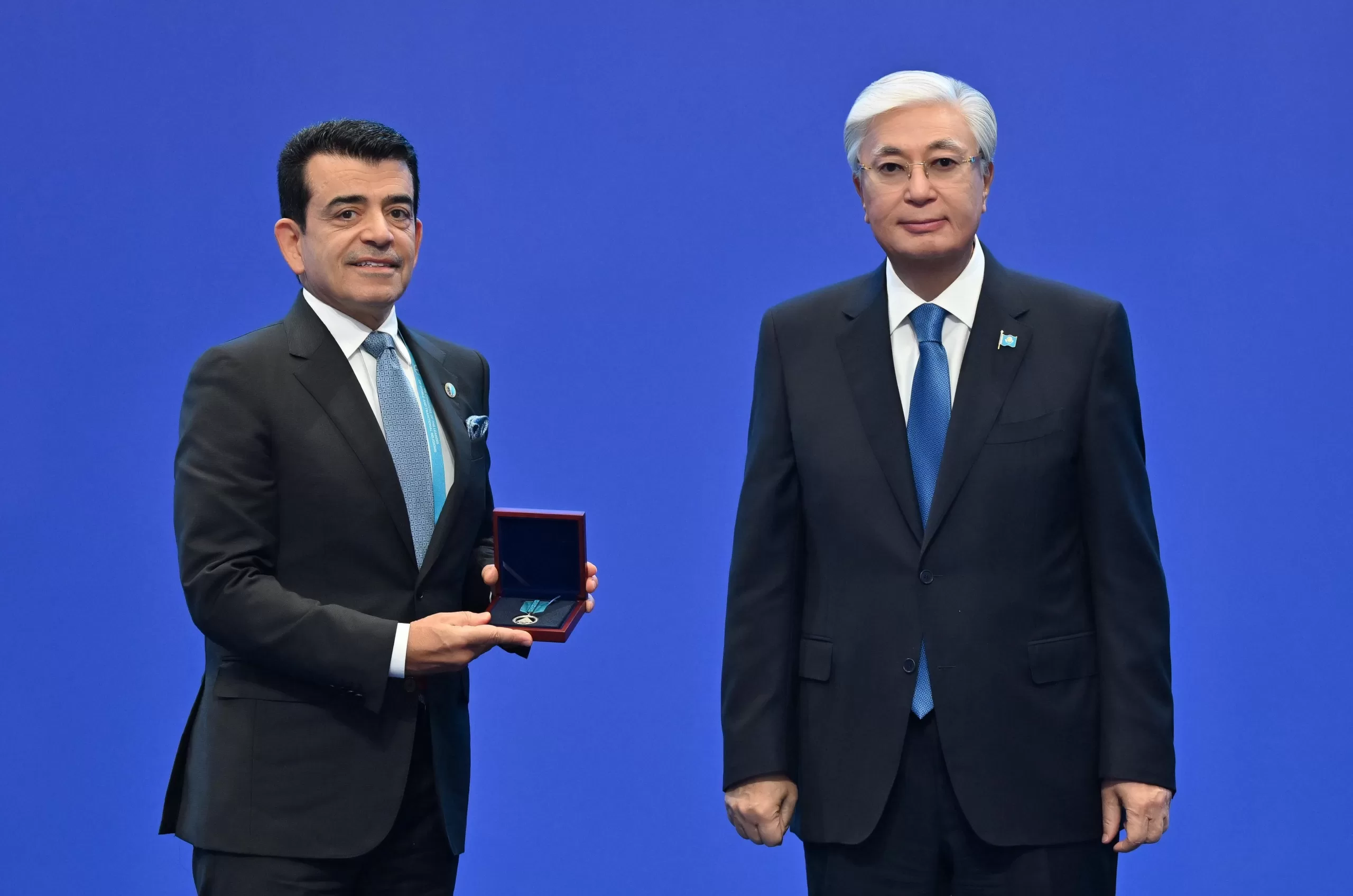 Le président du Kazakhstan décerne la médaille d’honneur du Sommet des dirigeants religieux au directeur général de l’ICESCO
